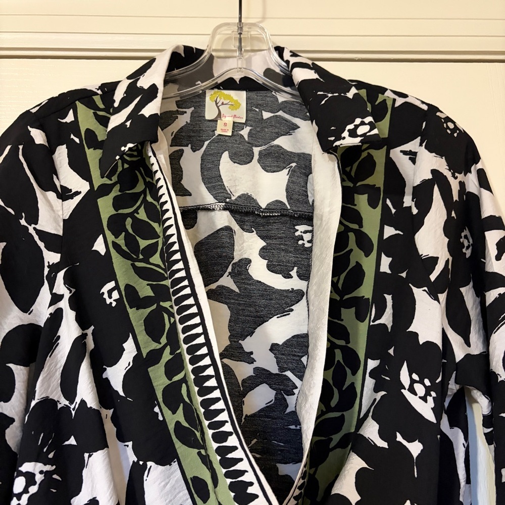 Black and White Fig and Flower Blouse - Picture 4 of 11